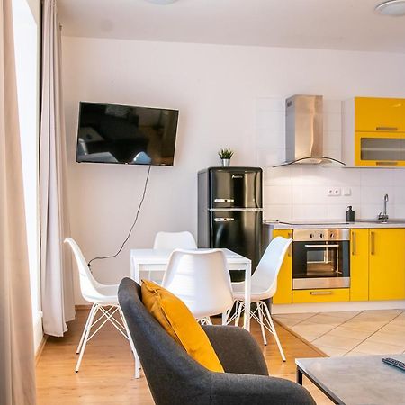 Yellow Apartment Ostrava Exteriör bild
