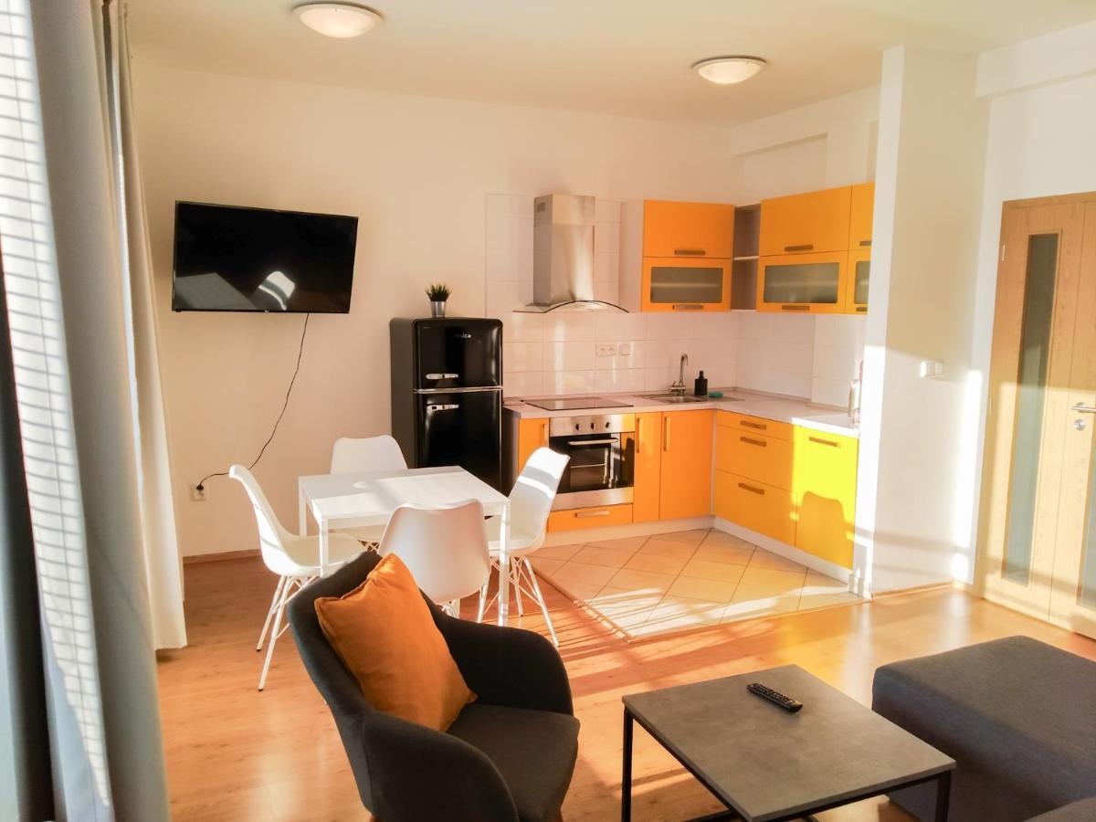 Yellow Apartment Ostrava Exteriör bild